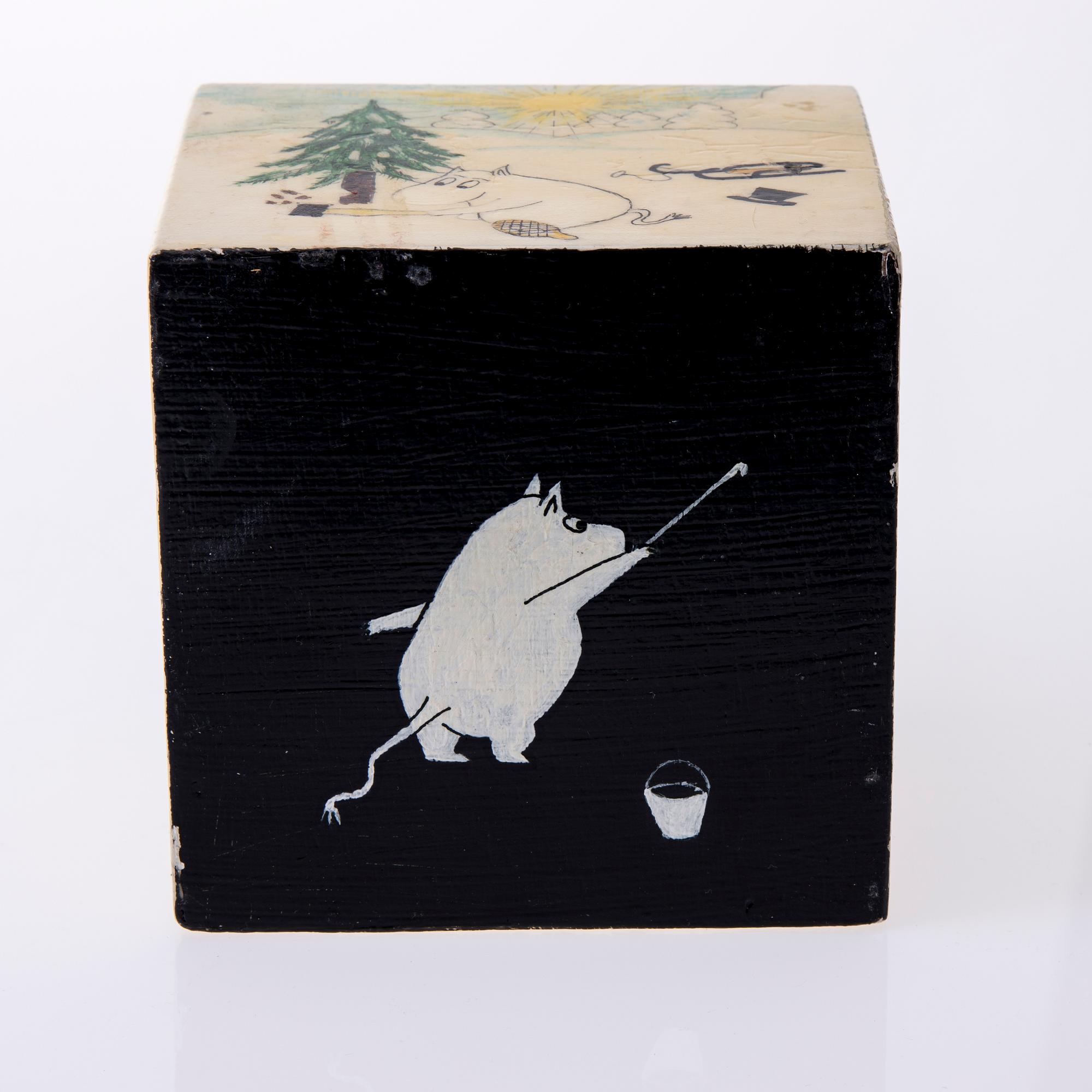 DOSA, trä, och MUMINFIGURINER, 3 st, keramik, Signe Hammarsten-Jansson, Arabia, 1950-tal.