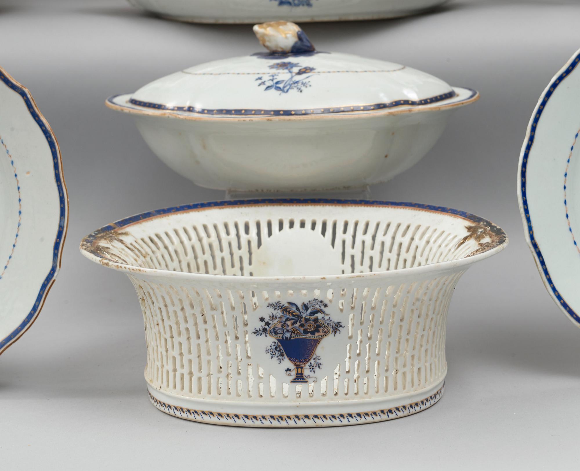 SERVIS, 47 delar, kompaniporslin.  Qingdynastin, Jiaqing (1796-1820).