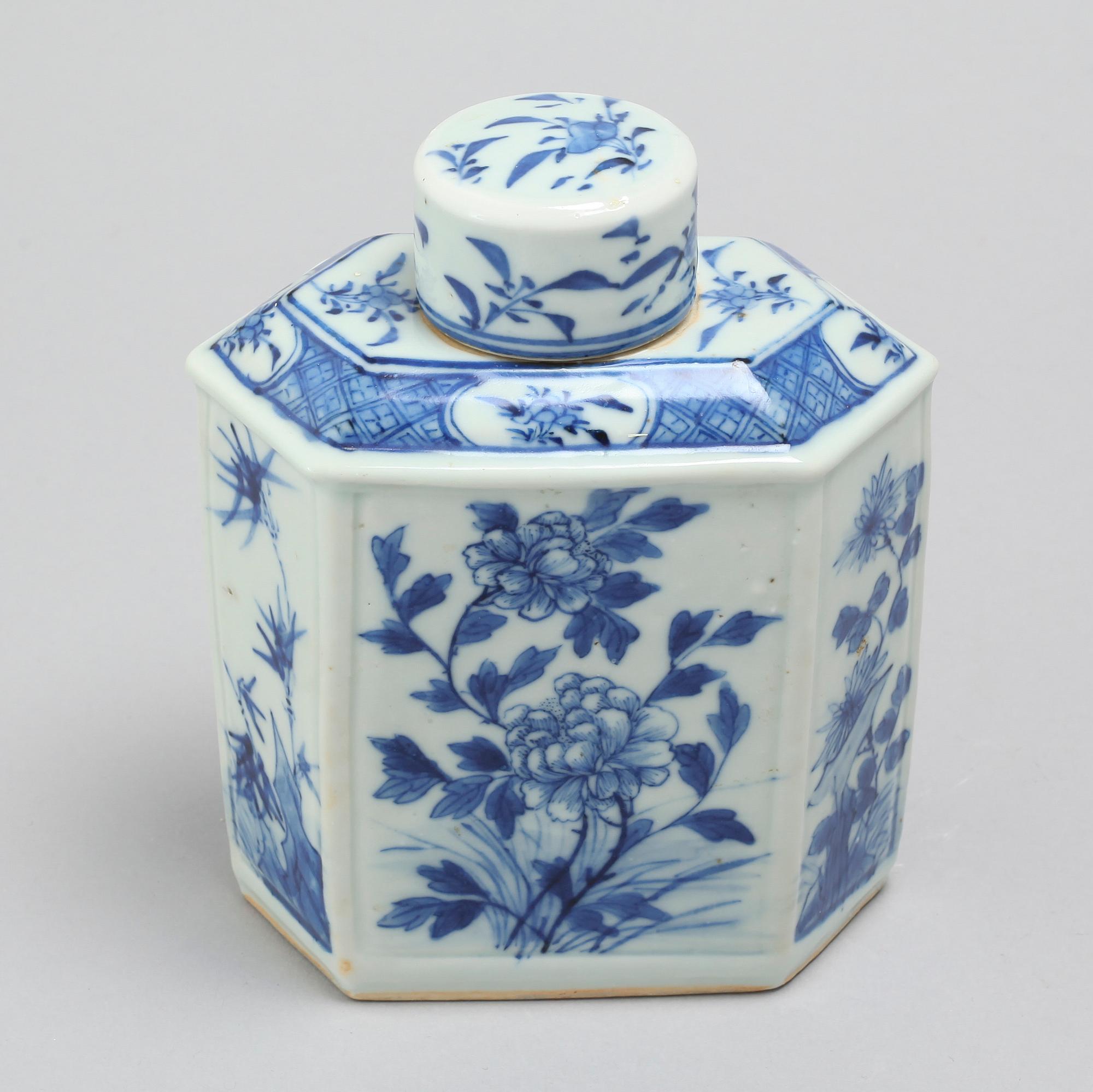 A porcelain tea caddy from China, late Qing dynasty (1644-1912).