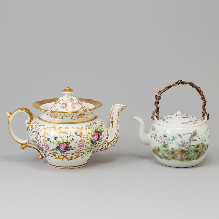 2 teapots, China and Europe, 19th century.