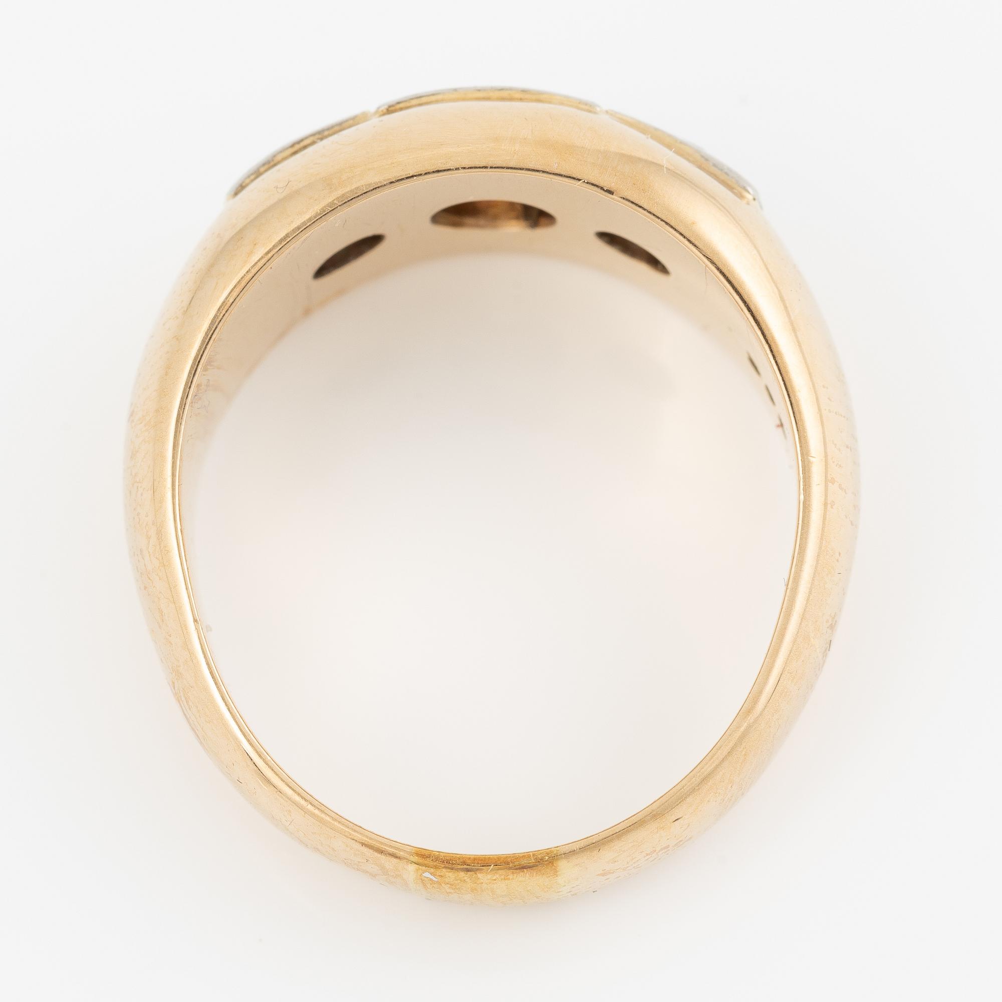Ring in 14K gold with three round brilliant-cut diamonds.