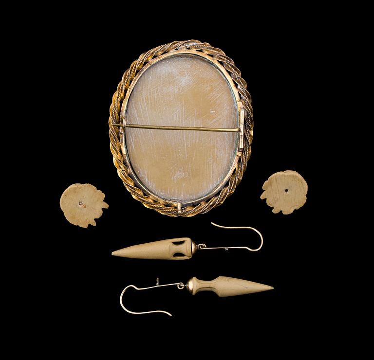 BROSCH samt ÖRHÄNGEN, lavasten och 14 k guld, 1800-tal, Italien.