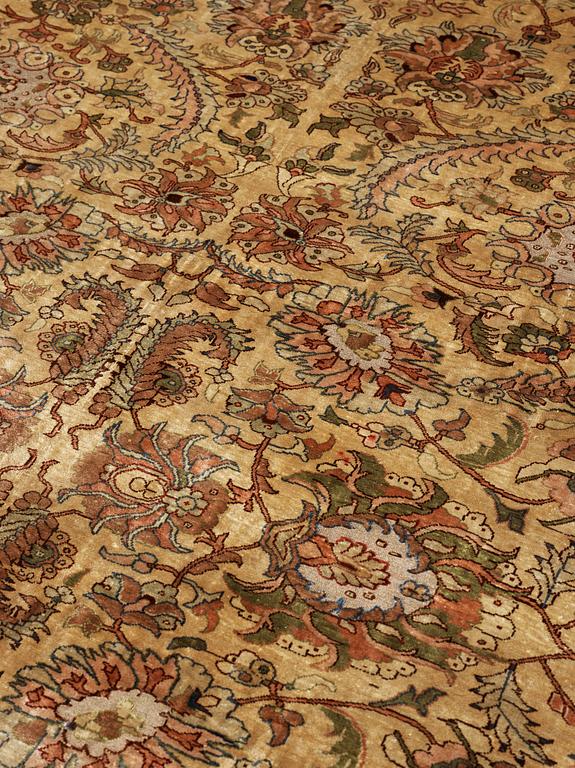 OLD SILK HEREKE. 306,5 x 222 cm.