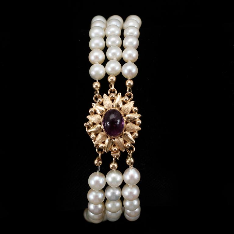 COLLIER, med odlade saltvattenspärlor, lås 18k guld med cabochonslipad ametist, Sverige, 1960.