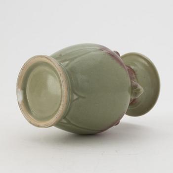 A Chinese three goat heads vase, 20th century.