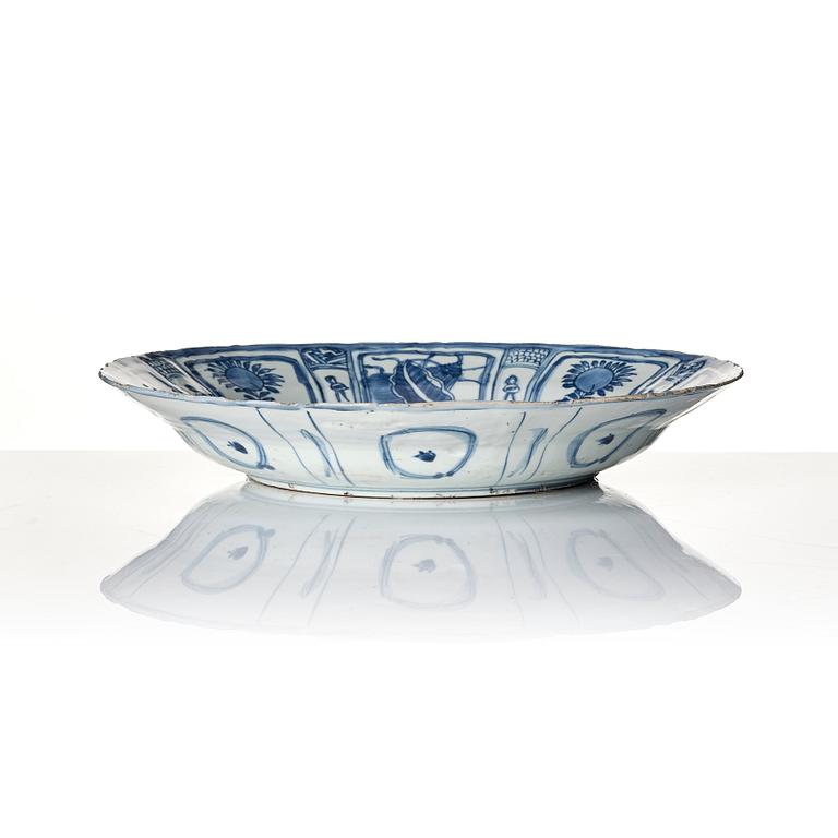 A blue and white dish, Ming dynasty, Wanli (1572-1620).