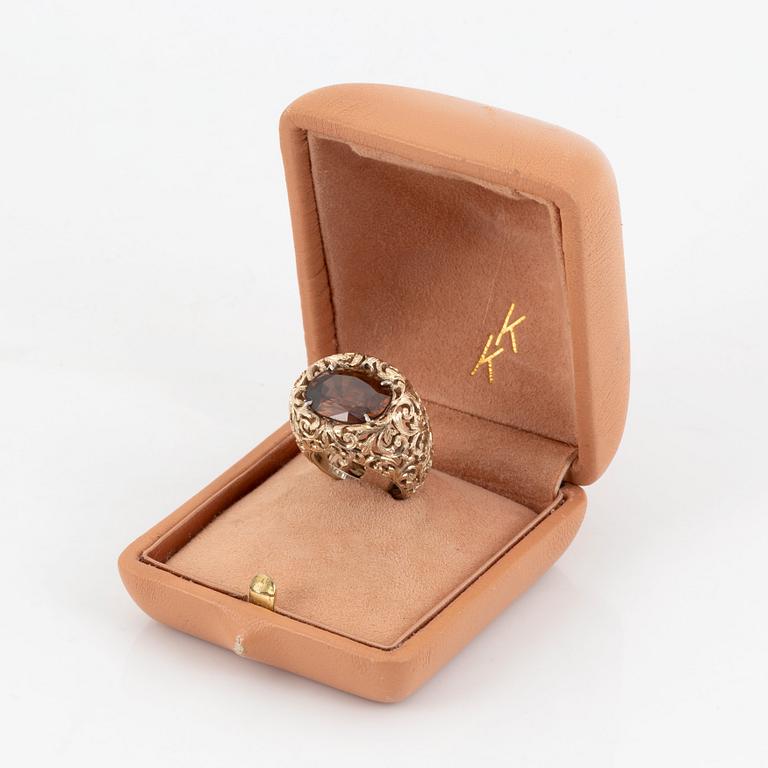 A Tina Karlsson 18K gold ring set with a faceted zircon.