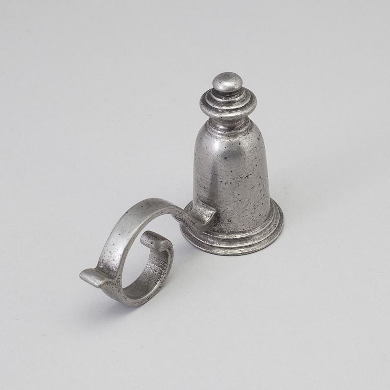 A PEWTER CANDLE SNUFFER, 18TH/19TH CENTURY.