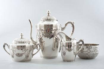 KAFFESERVIS, 3 + 1 delar, silver, C.G. Hallberg + GAB, Stockholm, 1907-09. Totalvikt ca 1170 g.