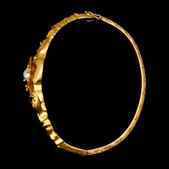 ARMBAND, 18K guld, odlad pärla, 1846. Total vikt ca 20 g.