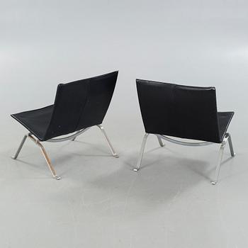 POUL KJAERHOLM, ett par fåtöljer, "PK22", Fritz Hansen, 1989.