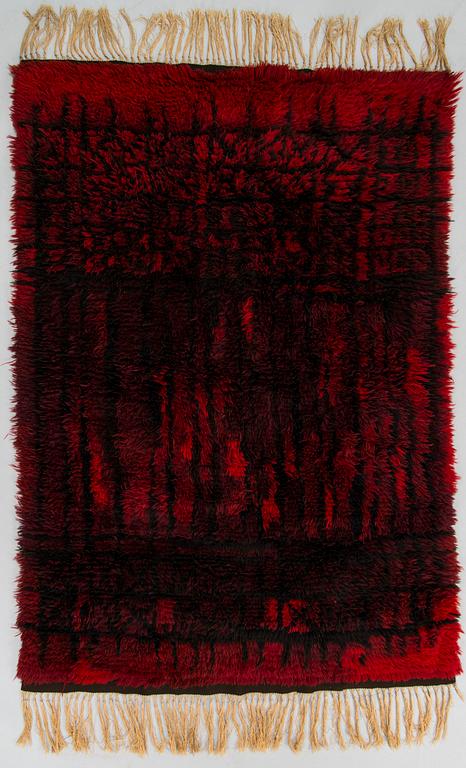 Kirsti Ilvessalo, A Finnish long pile Ryijy Rug, model Friends of Finnish Handicraft. Circa 180 x 133 cm.