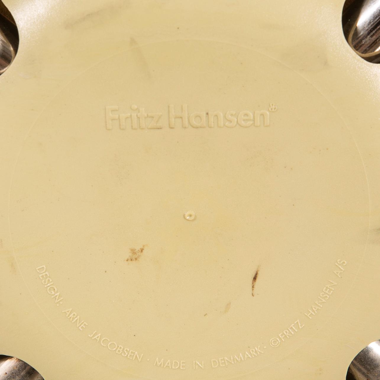 Arne Jacobsen, a set of six leather "Sjuan" chairs for Fritz Hansen.
