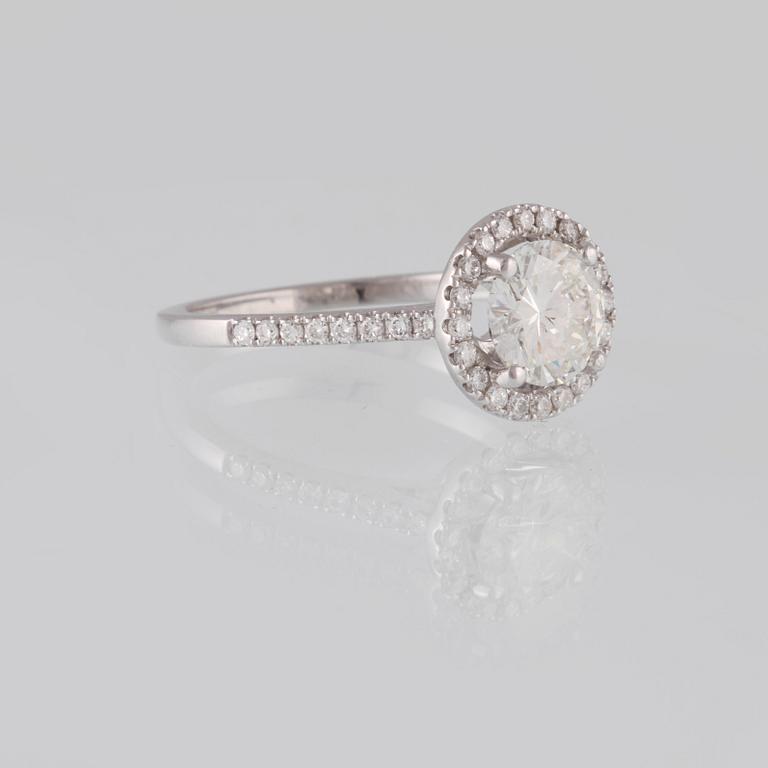 RING, 18K vitguld med briljantslipad diamant 1.07 ct samt små briljantsliapde diamanter 0.28 ct. Vikt 3.3 gram.