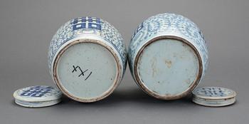 LOCKBOJANER, 2 st snarlika, porslin, Kina, 1800-tal.