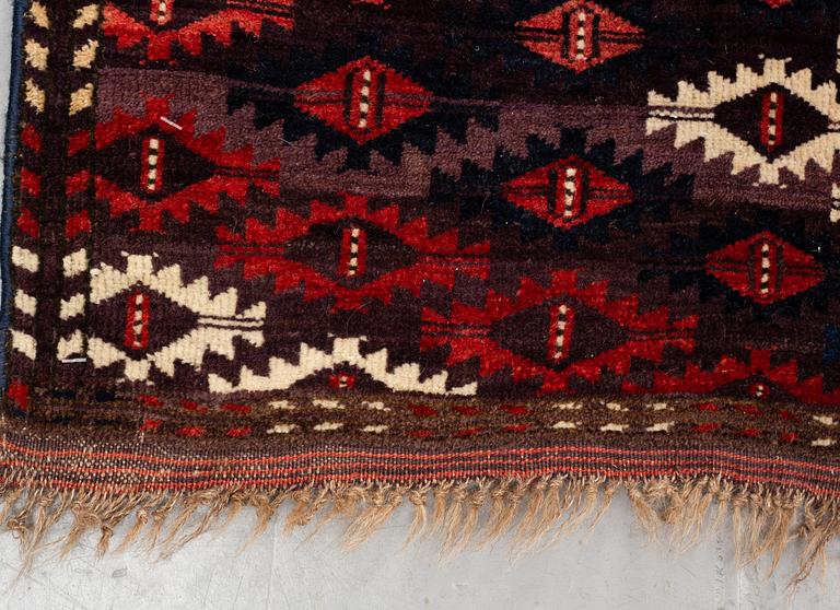 A carpet, an antique Chodor main carpet, Turkmenistan, ca 377-381,5 x 233-240 cm (as well as  2-2,5 cm flat weave.