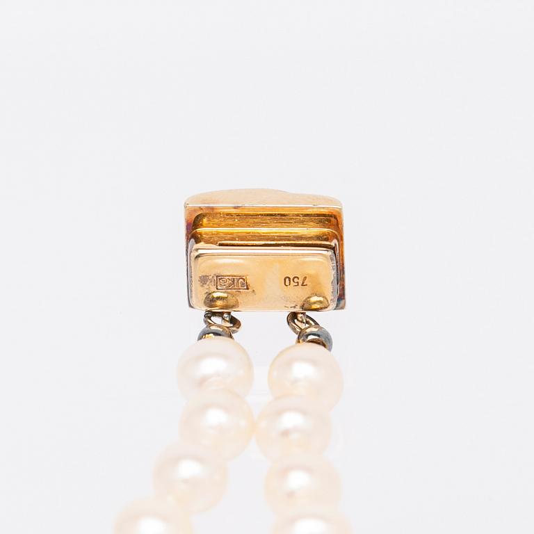 Necklace, freshwater pearls with a clasp in 18K gold.