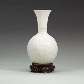 A white glazed vase, Qing dynasty (1644-1912).