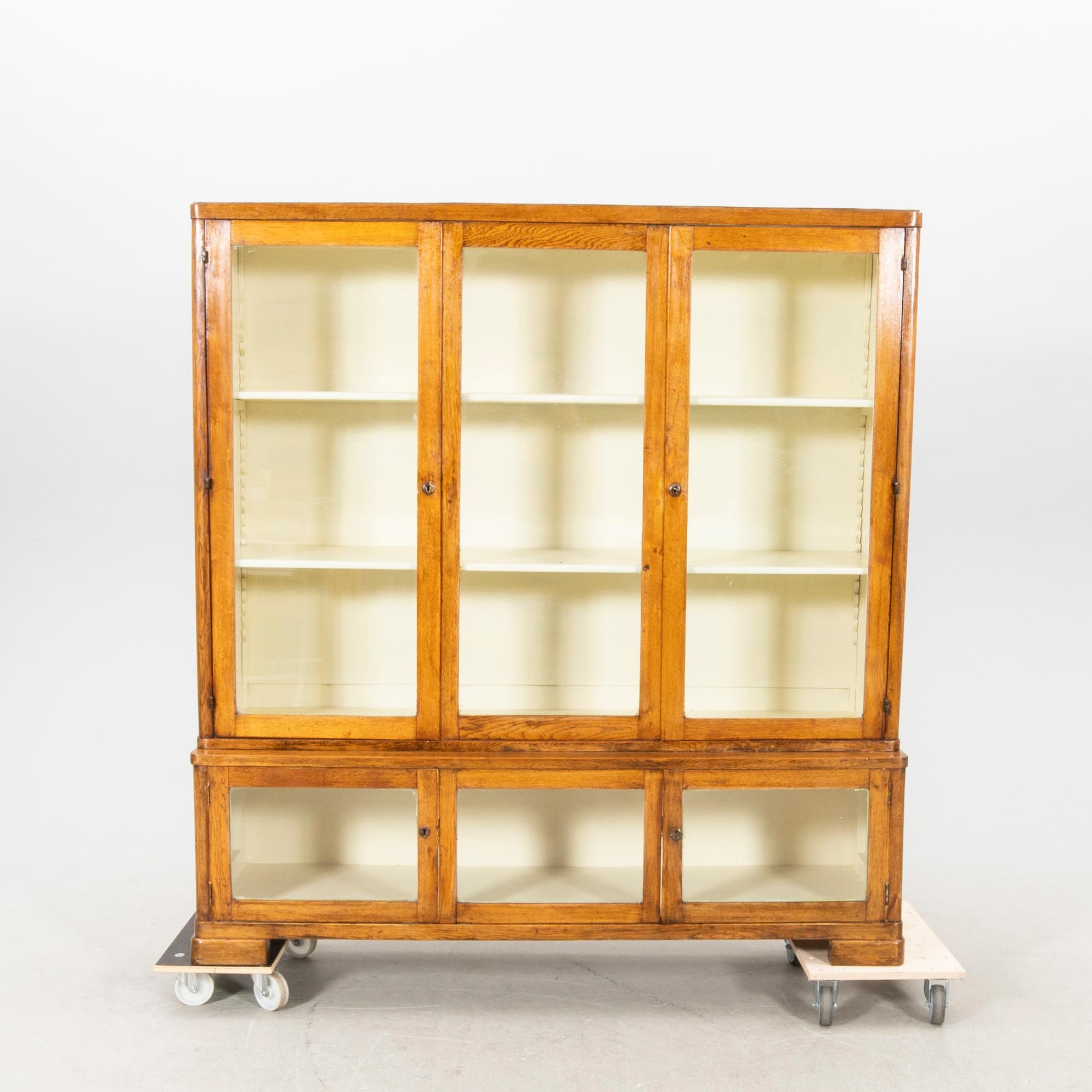 Vitrinskåp tidigt 1900-tal.