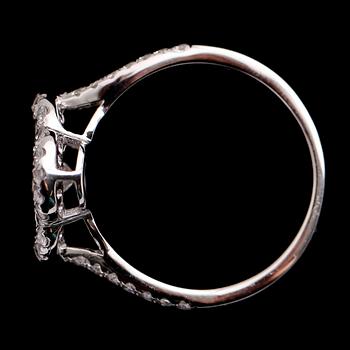 RING, 18 k vitguld, med briljant och marquiseslipade diamanter totalt 1.63 ct.