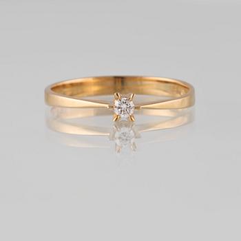 RING, 18K guld med briljantslipad diamant 0.08 ct, kattfotstämplad. Vikt 2,3 gram.