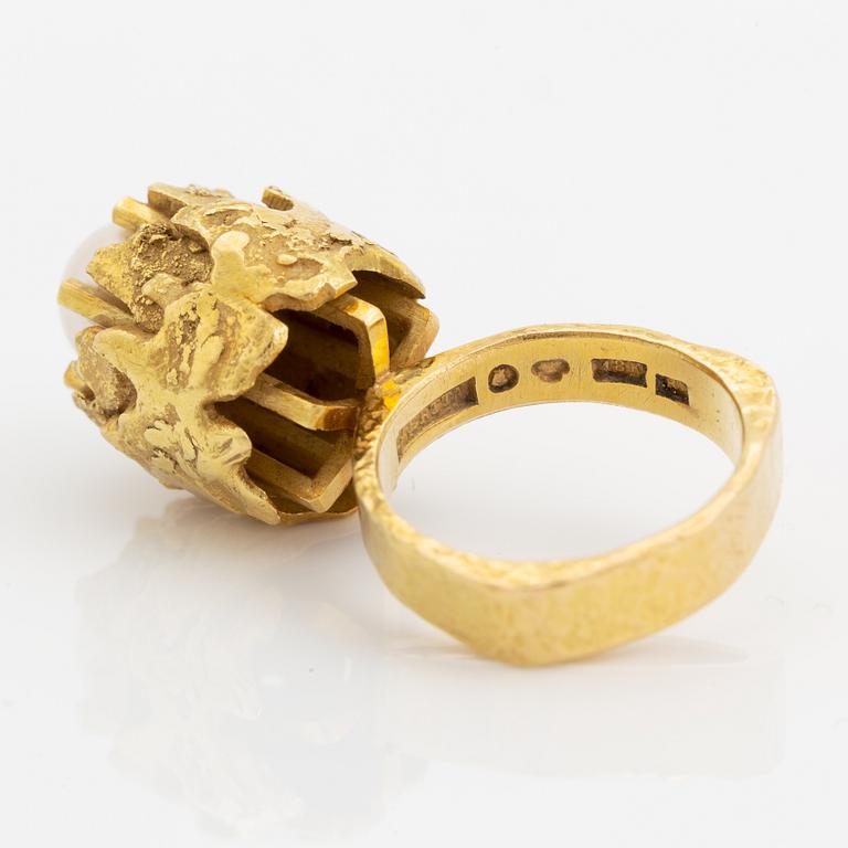 Claës E. Giertta, 18K gold and pearl ring.