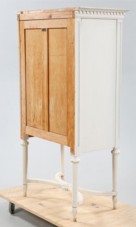 SKÅP, gustaviansk stil, E. Östman & Son Möbeltillverkning, Skövde, 1900-talets första hälft.