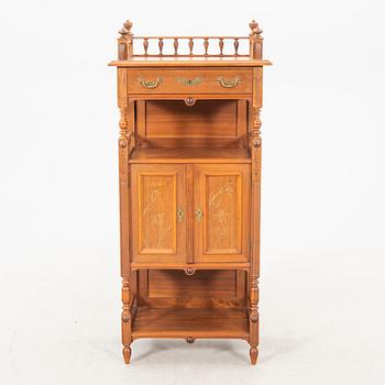 An eraaly 1900s oak cabinet.