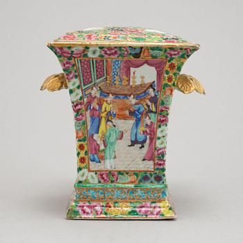 A famille rose Canton tulip vase, Qing dynasty, 19th Century.