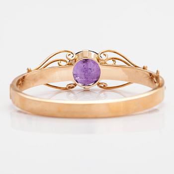 A 14K gold bracelet and amethyst. Auran Kultaseppä, Turku 1957.