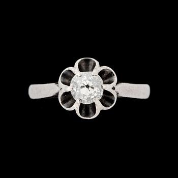 RING, vitmetall med gammalslipad diamant ca 0,60 ct. Vikt ca 2 g.