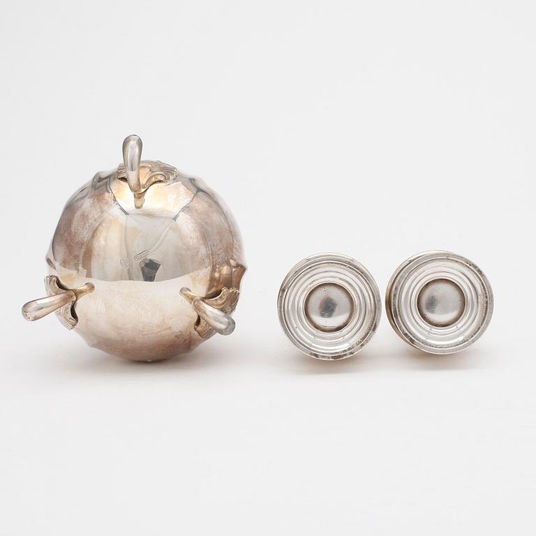 SOCKERRUSKA samt ett par KRYDDRUSKOR, silver, troligen Atkins Brothers, Sheffield, England, 1899, vikt ca 429g.