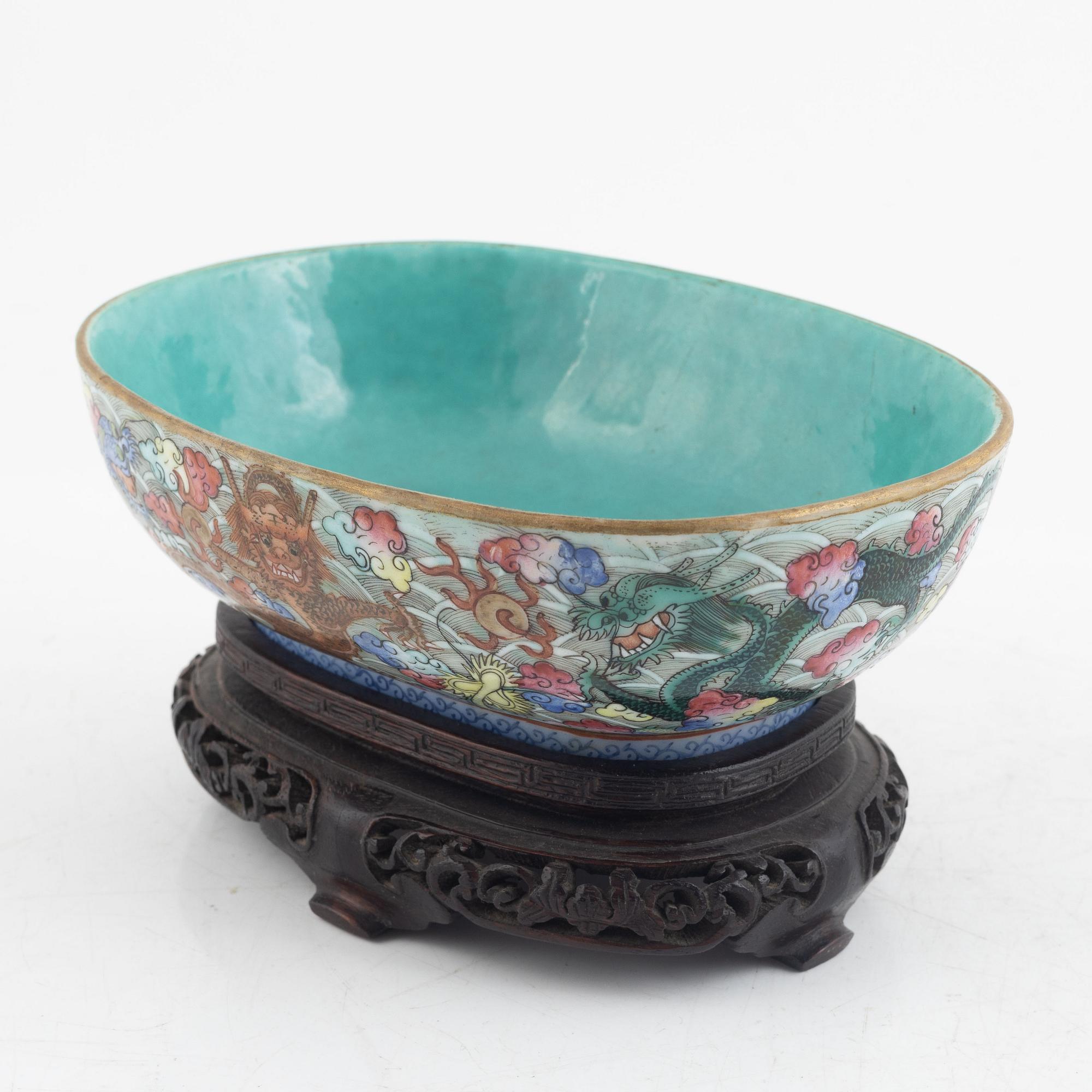 Two Chinese famille rose dishes, late Qing dynasty/around 1900.