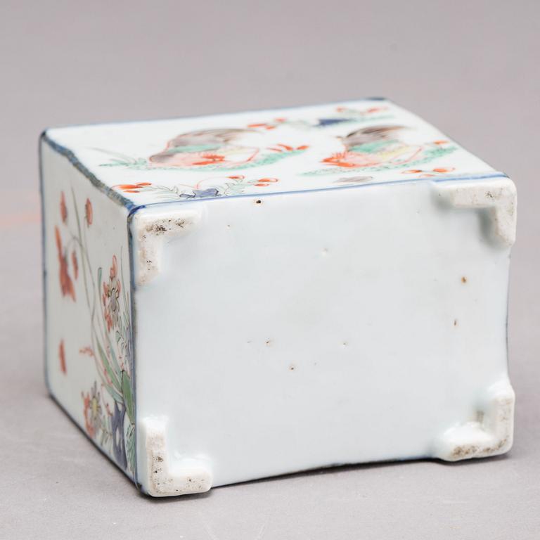 A famille verte porcelain tea caddy, Qing dynasty, Kangxi (1662-1722).