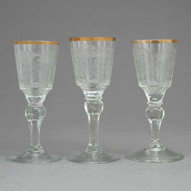 VINGLAS, 3 st snarlika, sengustavianska, omkring år 1800.