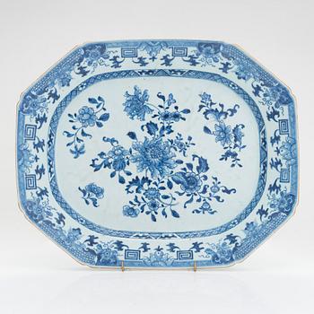 A blue and white porcelain serving dish, Qianlong (1736-95) China.