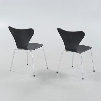 Four circa mid 20th century "Sjuan" chairs by Arne Jacobsen for Fritz Hansen.