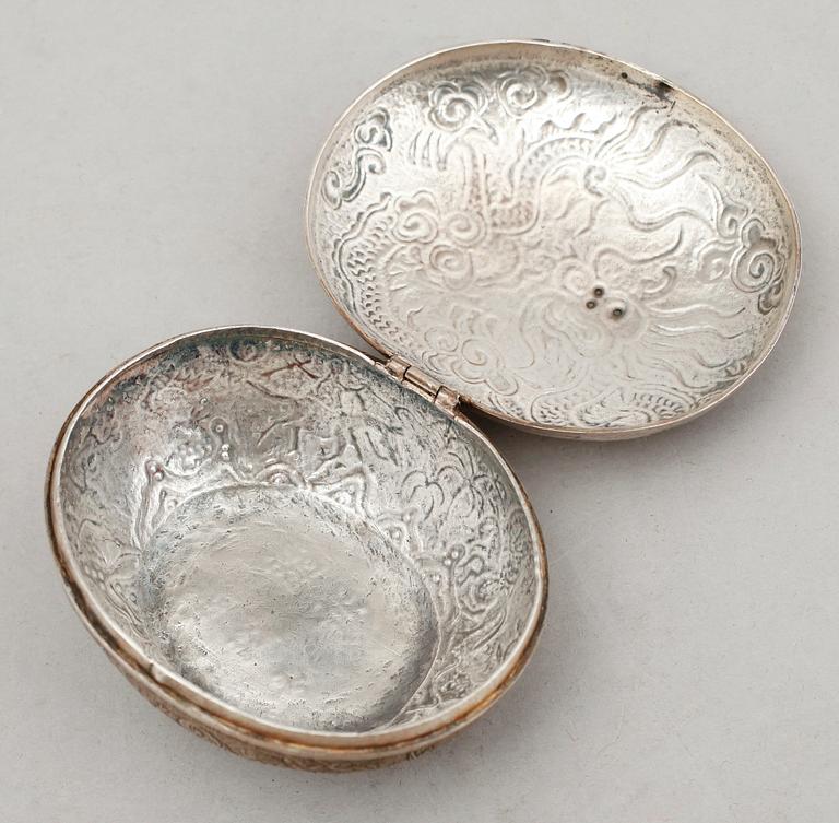 DOSA, silver, sign, Kina. Vikt ca 94 g.