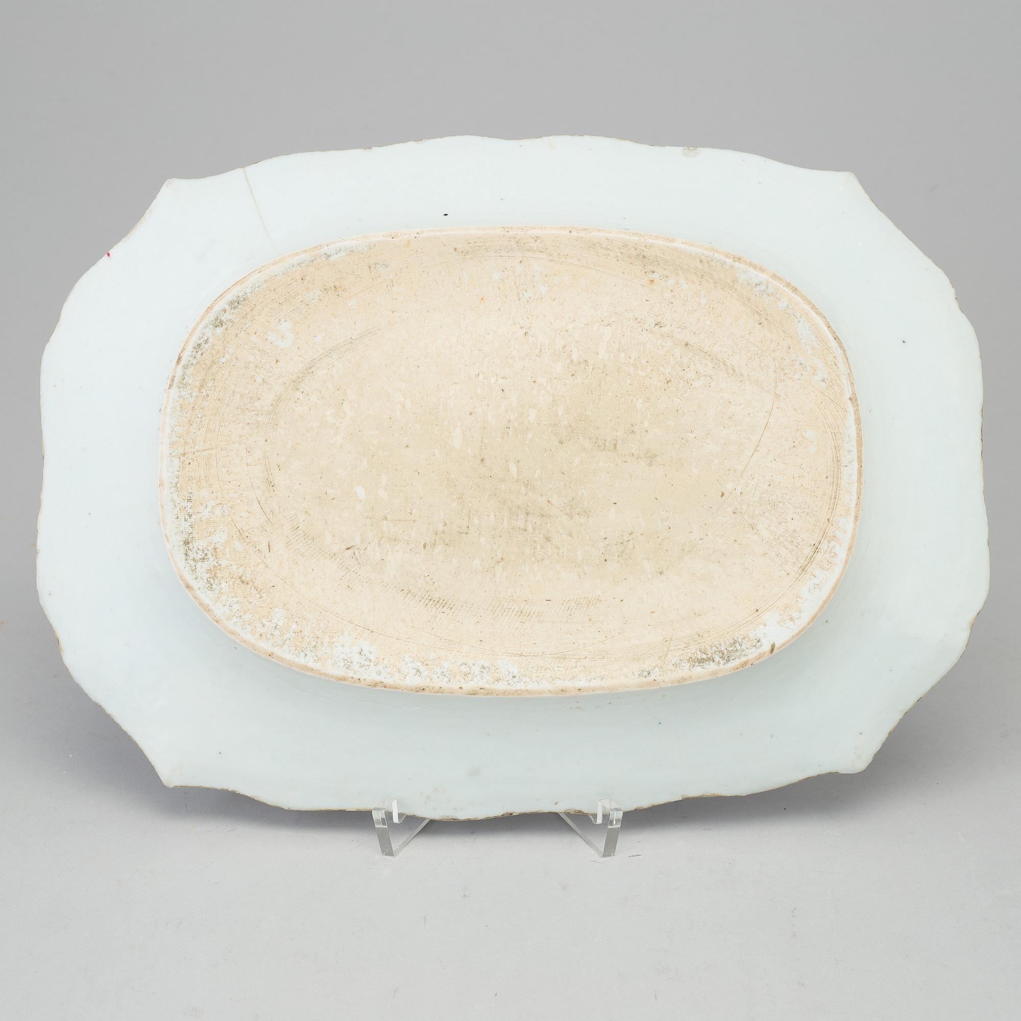 A Qianlong porcelain platter and seven 19th century dishes, Qing dynasty.