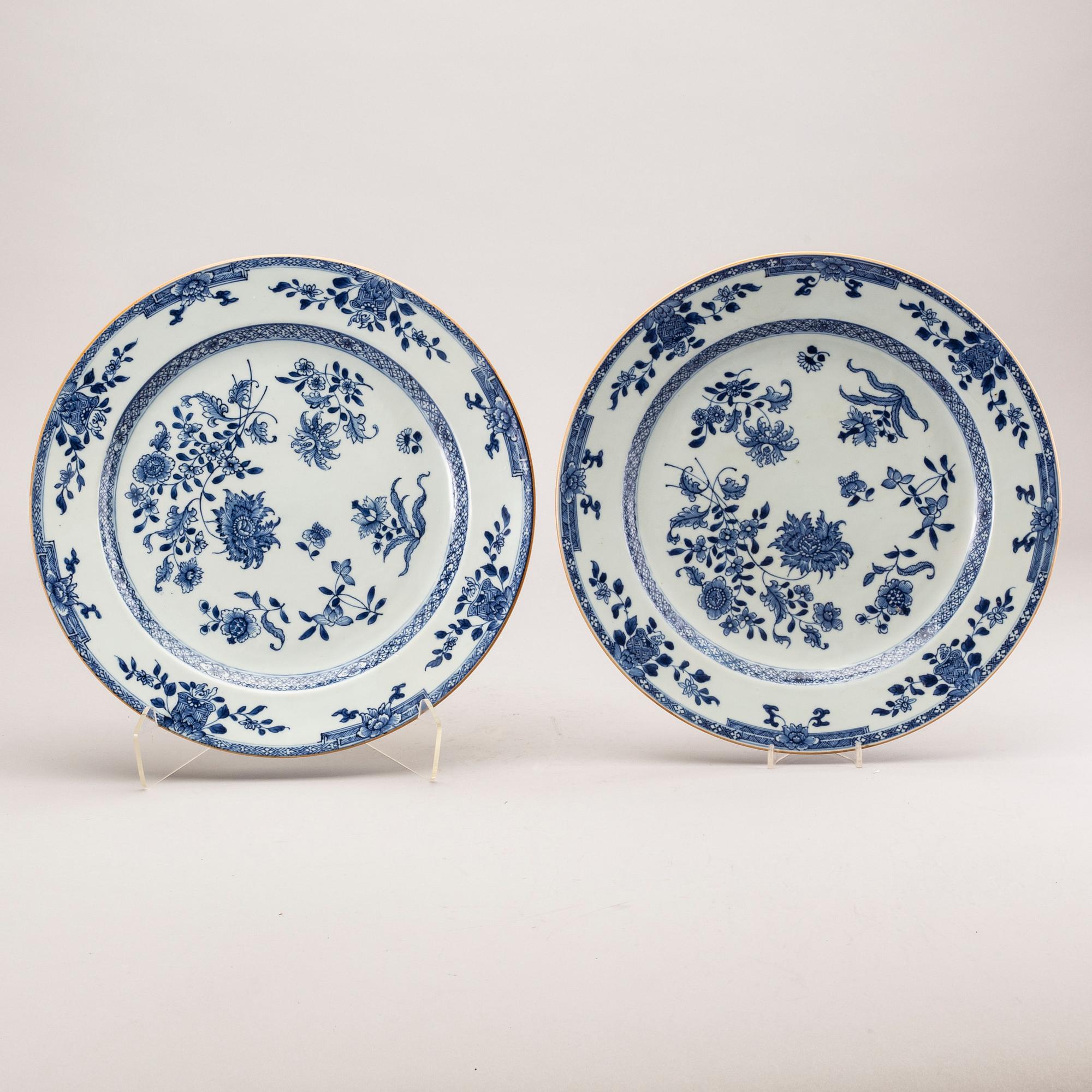 A pair of Chinese Qianlong porcelain plates.