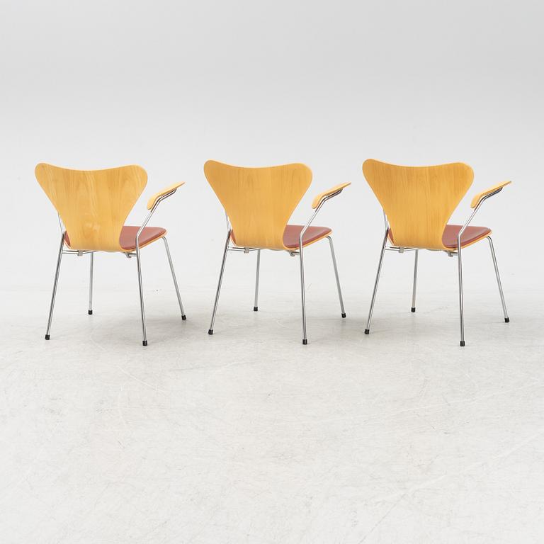 Arne Jacobsen, karmstolar, 3 st, "Sjuan", Fritz Hansen, Danmark, daterade 2001.