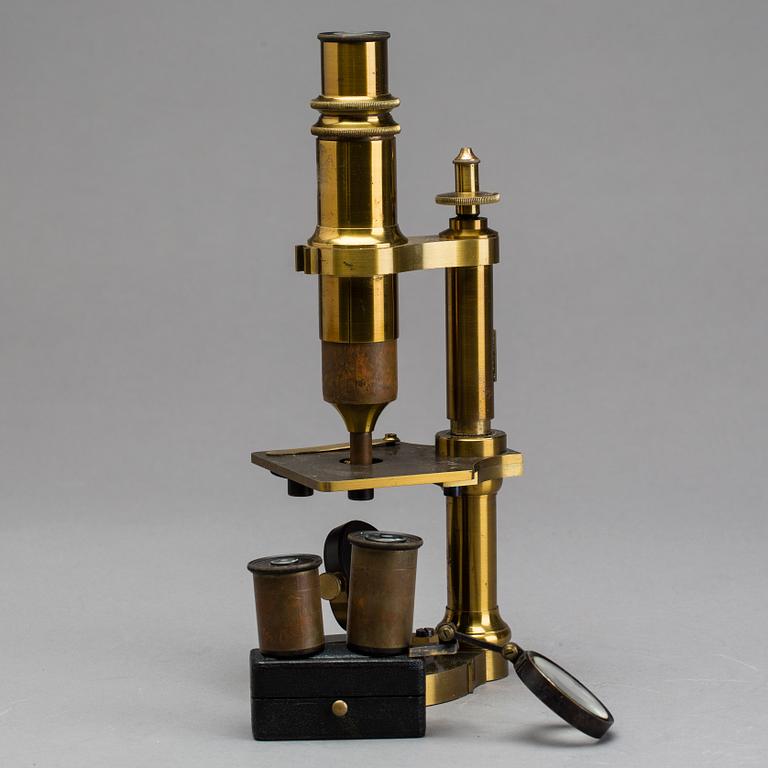 Microscope, around 1900.