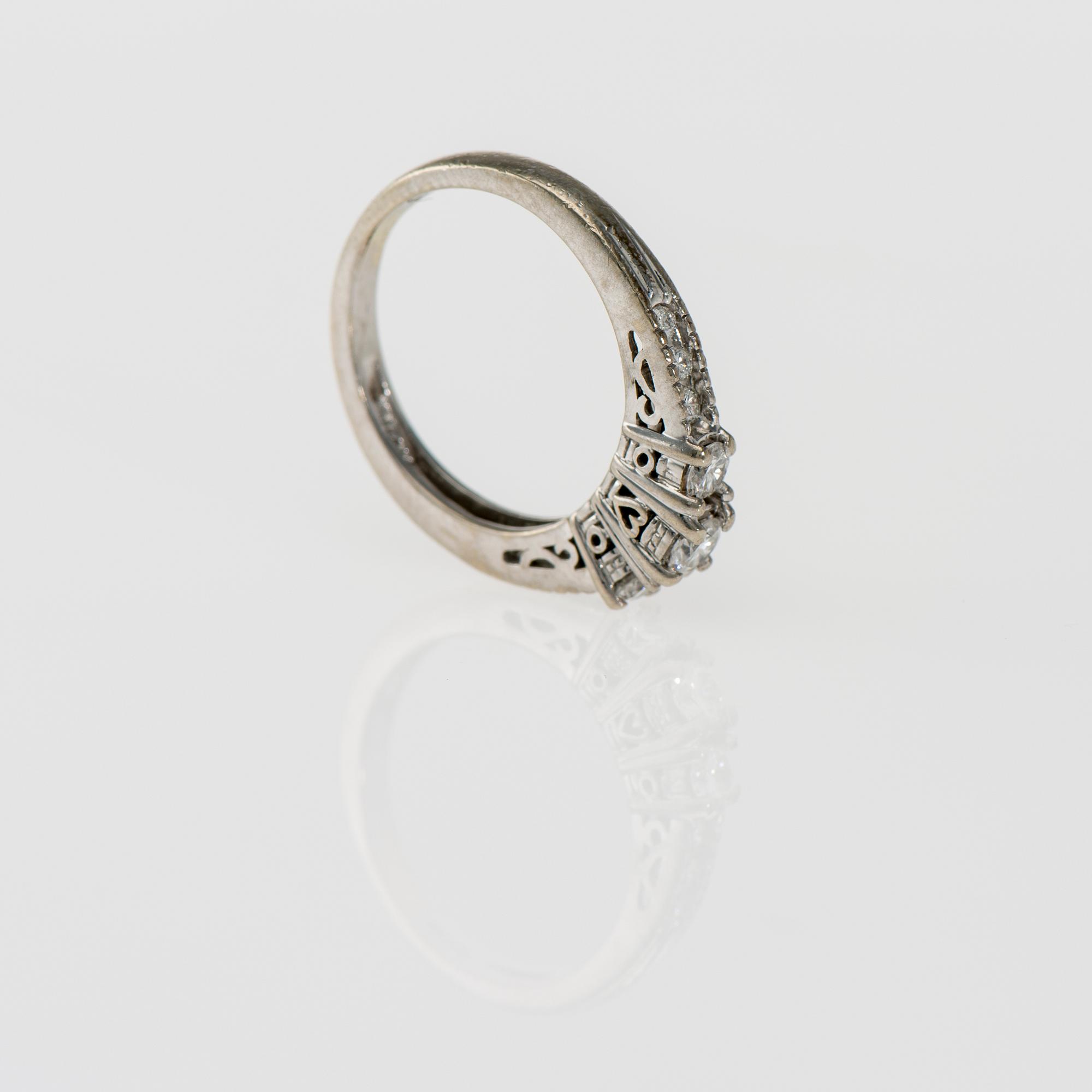 RING, 14K vitguld, briljantslipade diamanter tot. ca 0,50 ct. Vikt 3,6 g.
