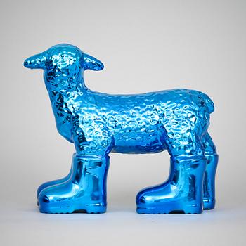 WILLIAM SWEETLOVE, "Cloned porcelain lamb with boots", keramik, sign o numr 13/100.