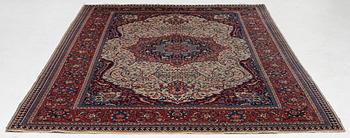 A semi-antique Sarouk carpet, a. 278 x 186 cm.