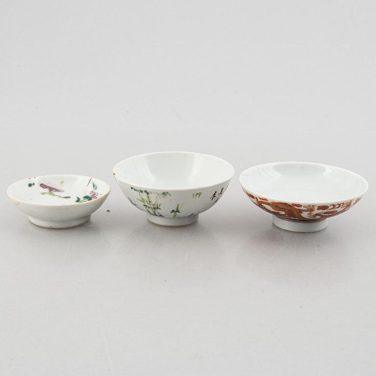 Four porcelain bowl and one cover, China, late Qing dynasty and 20th century.