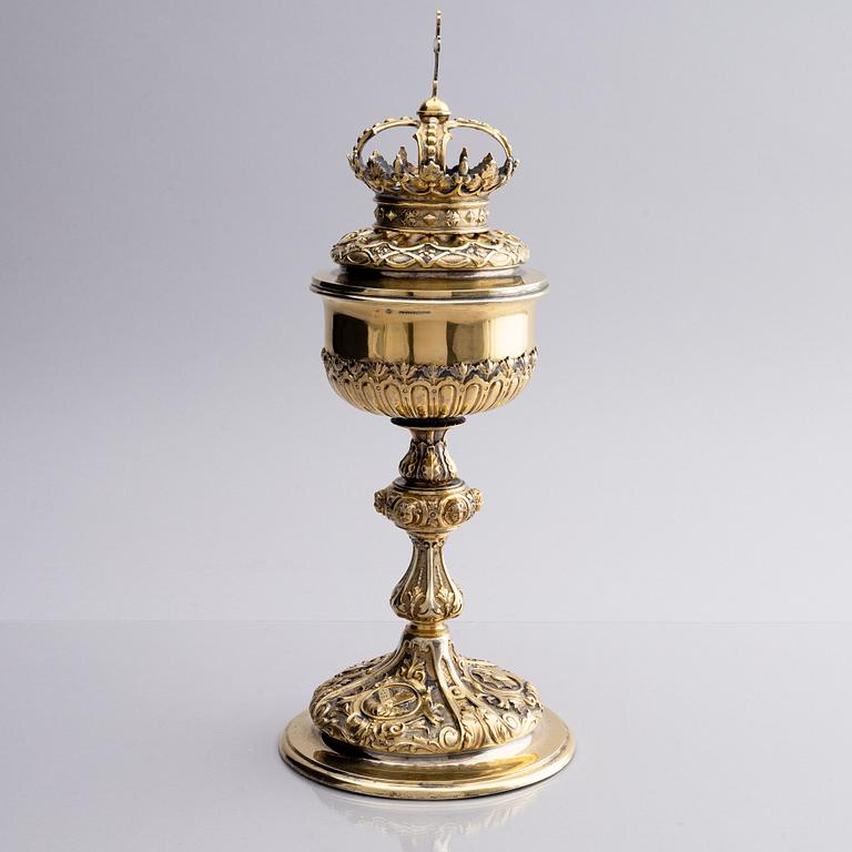 An Austrian late 19th century silver-gilt cup with cover, mark of Vincenz Czokally, Vienna.