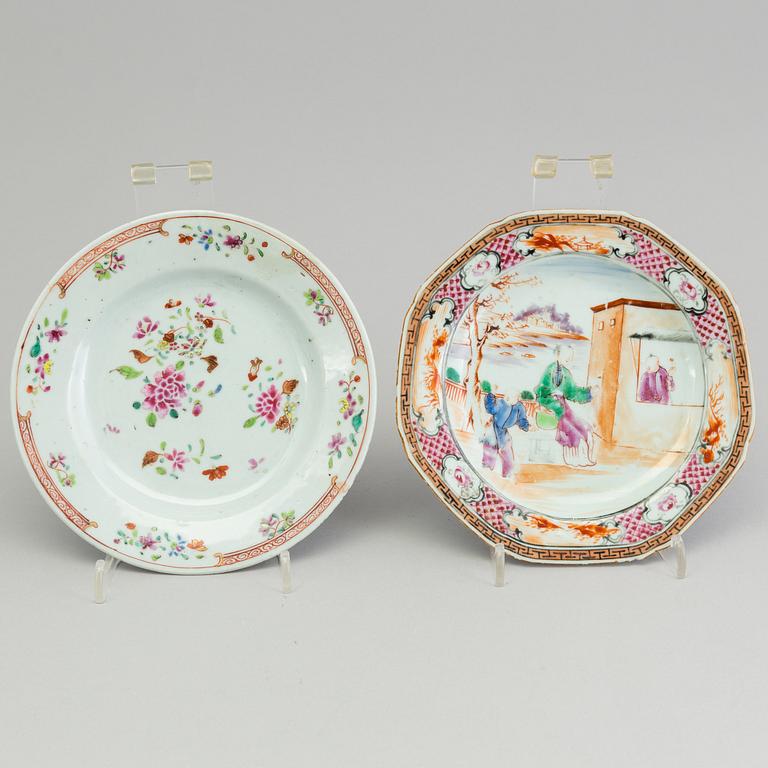 A large DISH and three Chinese export porcelain small plates, 18th-19th century.