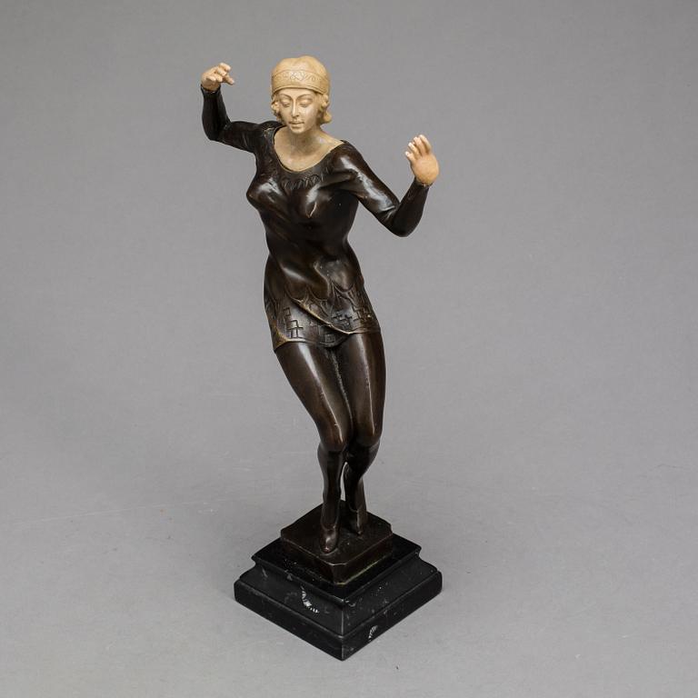 AN ART DECO BRONZE SCULPTURE.