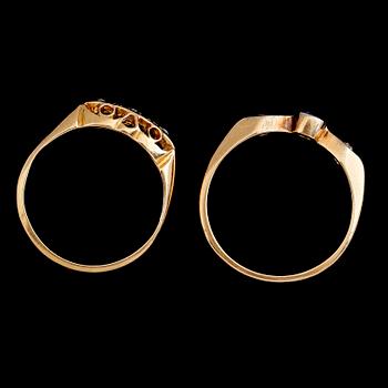 RINGAR, 2 st, 18 k guld med diamanter och blå sten. Total vikt ca 4 gram.